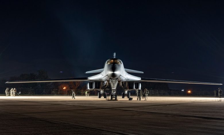 قاذفة أمريكية من طراز B-1B